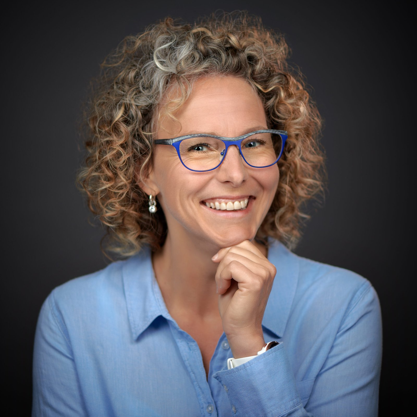 mieke-hand-onder-kin